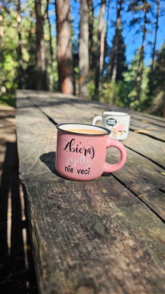 Zbieraj zážitky nie veci. káva v lese 