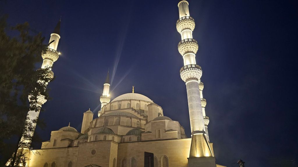 veľká vysvietená mešita v meste biškek