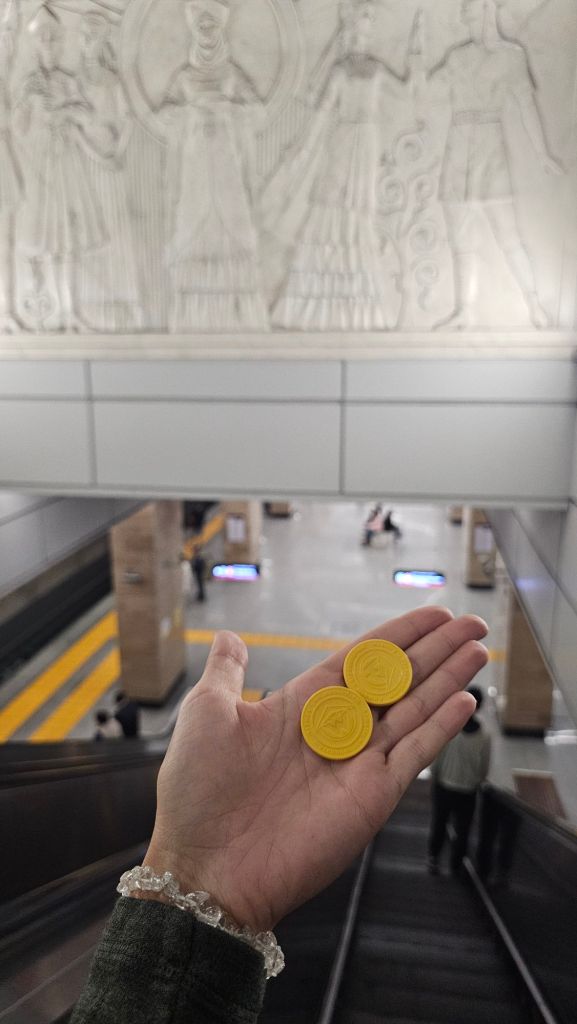 Metro v Biškeku a žetóny v ruke