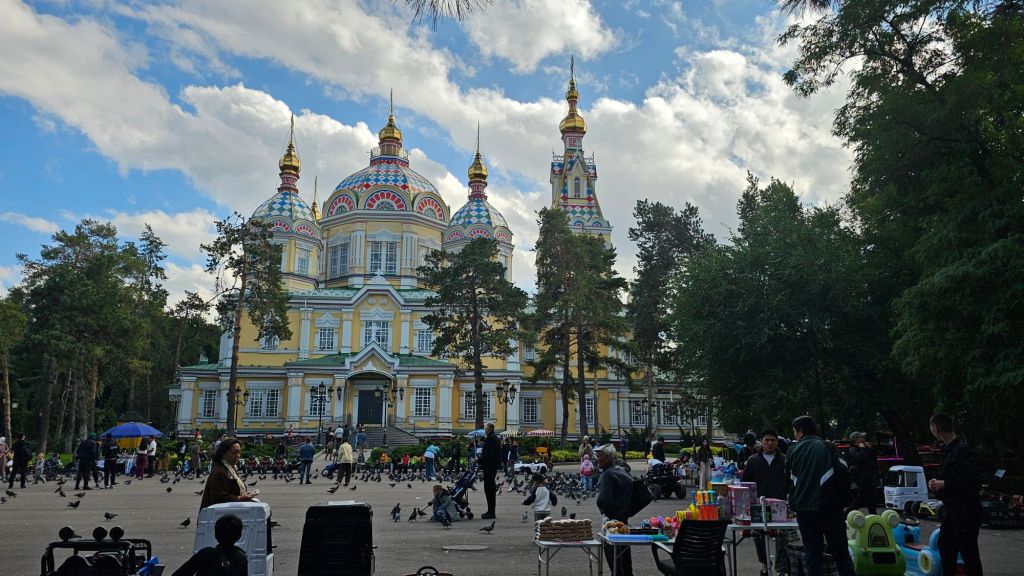 ruch pred Zenkovou katedrálou v biškeku, námestie, atrakcie