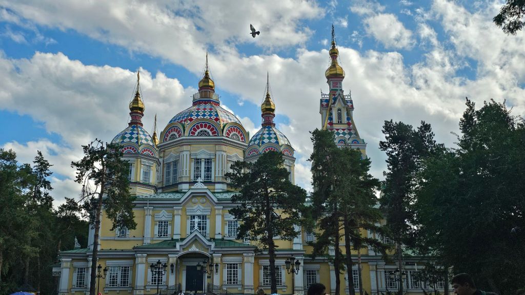 Zenkova katedrála a park, farebný kostol a letiaci holub