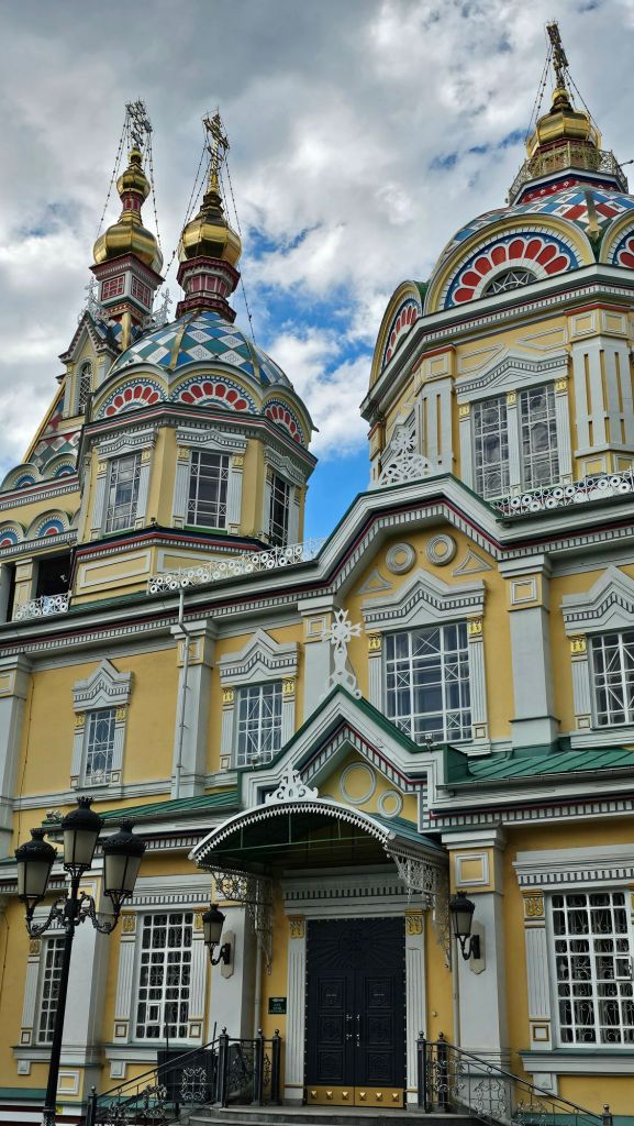 krásny pravoslávny kostol v biškeku