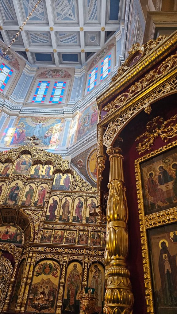 zlatý oltár a zdobené steny kostola