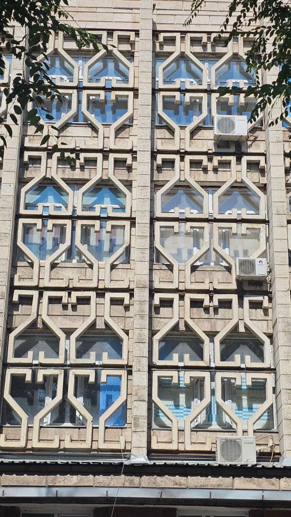 krásna socialistická budova , burtalistický štýl