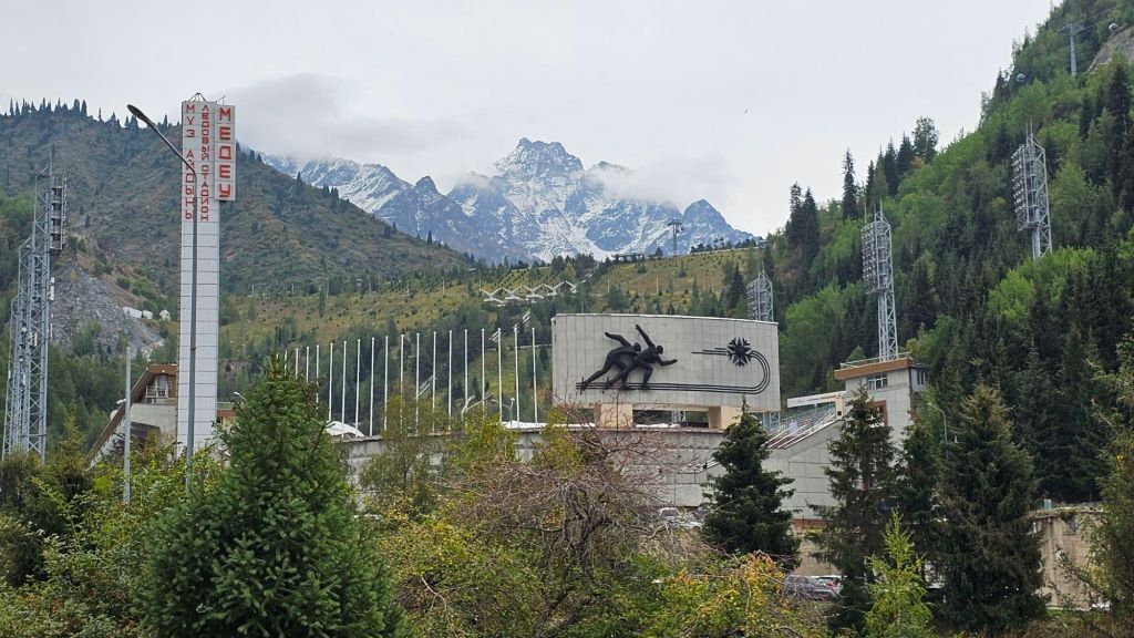 Medeo zimný štadión a park, v pozadí hory