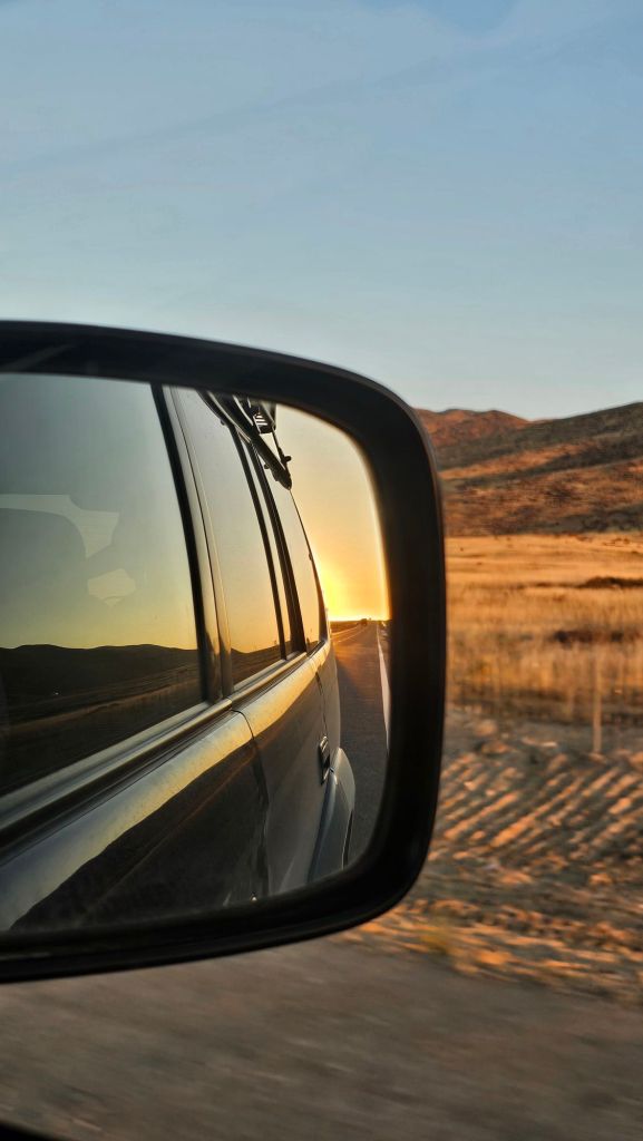 odraz západu slnka v zrkadle