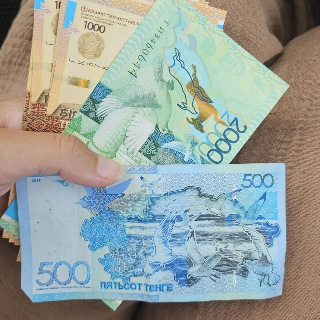 farebné papierové bankovky. kazašské tenge 