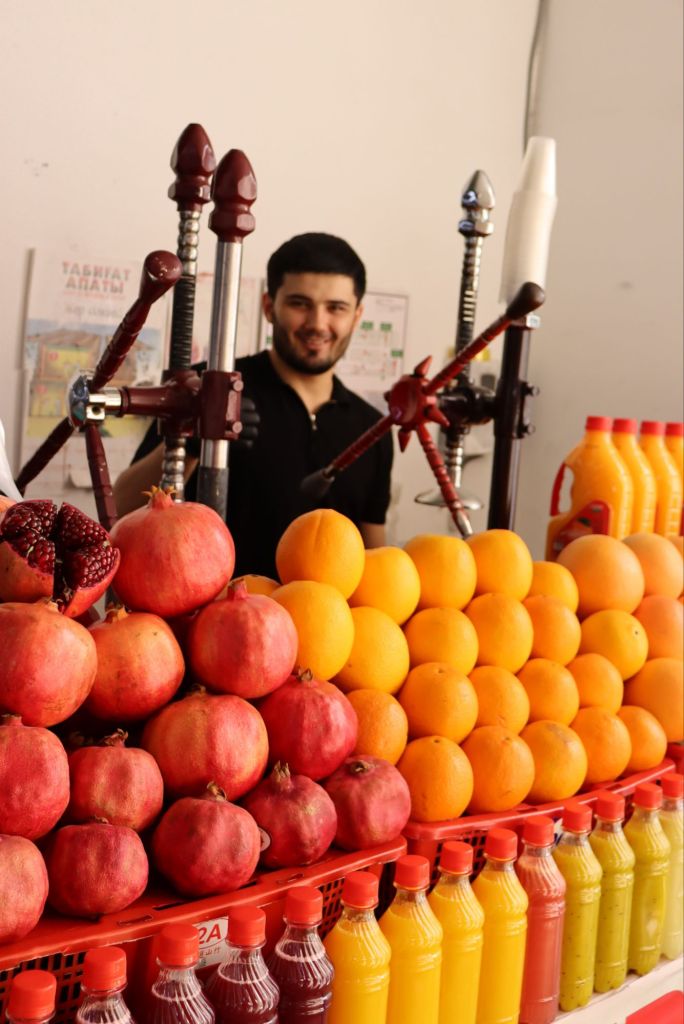 čerstvo odšťavený pomarančový džús a granátové jablko. lis na prípravu čerstvej šťavy