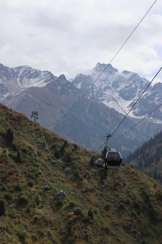 lanovka z medeo a zasnežené hory v kazachstane pohorie ťanšan