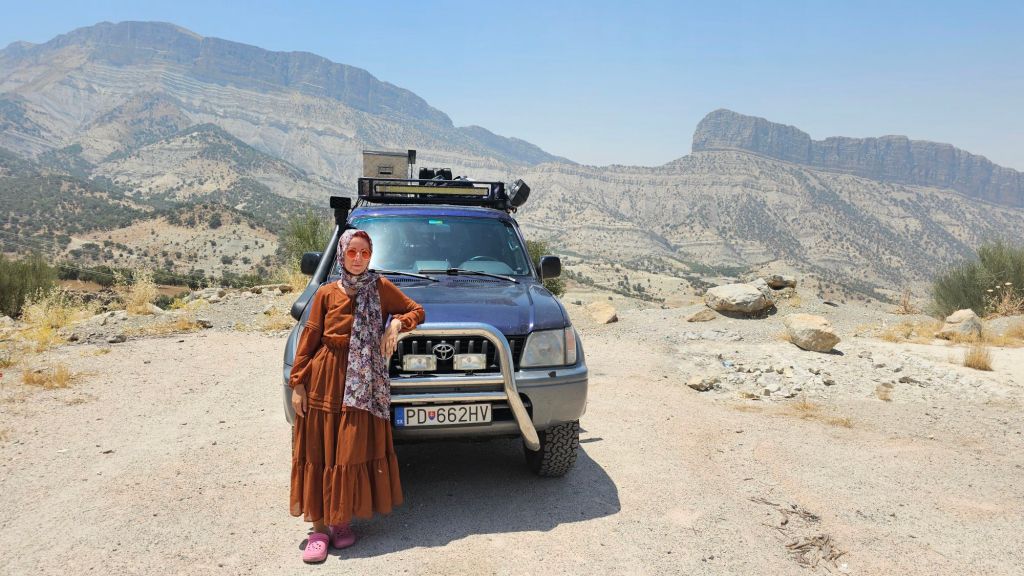 Toyota Landcruiser v iráne. Hory v pozadí. Cestovanie do iránu vlastným autom