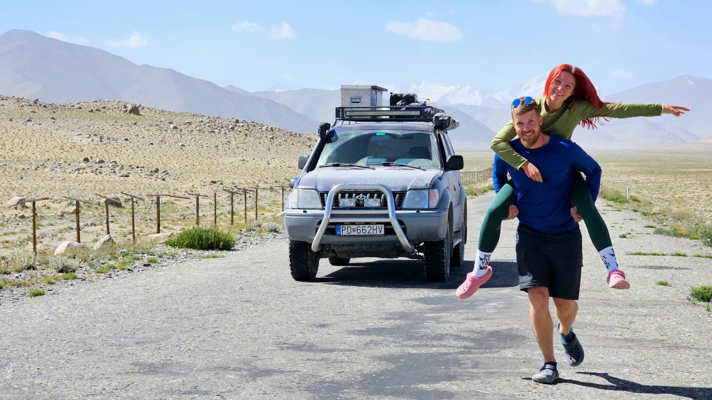 Svet okolo cesty toyota landcruser na ceste cez pohorie pamír