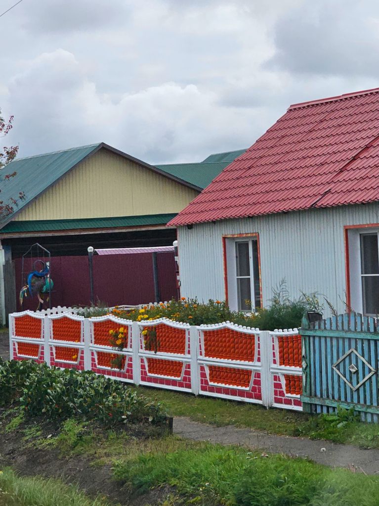 farebné domčeky s ozdobenou bránou