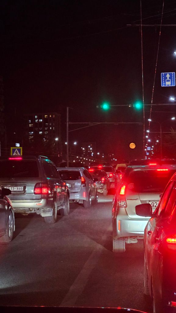 Zápcha v ulambatare, nekonečný rad aut