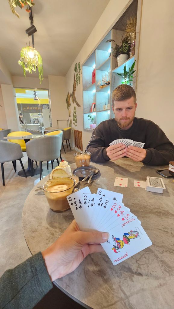 káva, koláč karty v práčovni