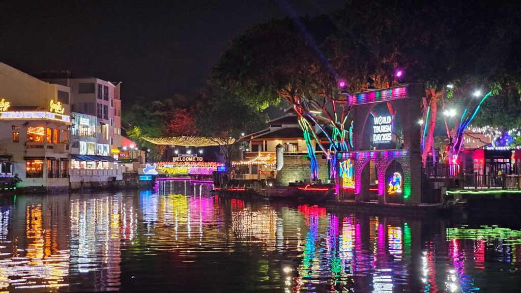 rieka melaka a odraz farebných svetielok  a lampiónov v odraze 