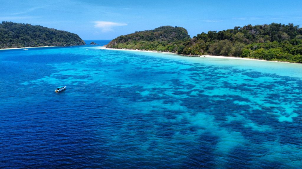 ostrov Ko Rok Nok a Ko Rok Nai oddelený prielivom. Modré azúrové more, biely piesok