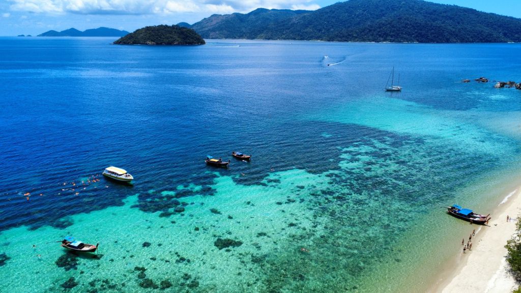 loďky, azúrové more, pláž a krásna panoráma na ostrovy