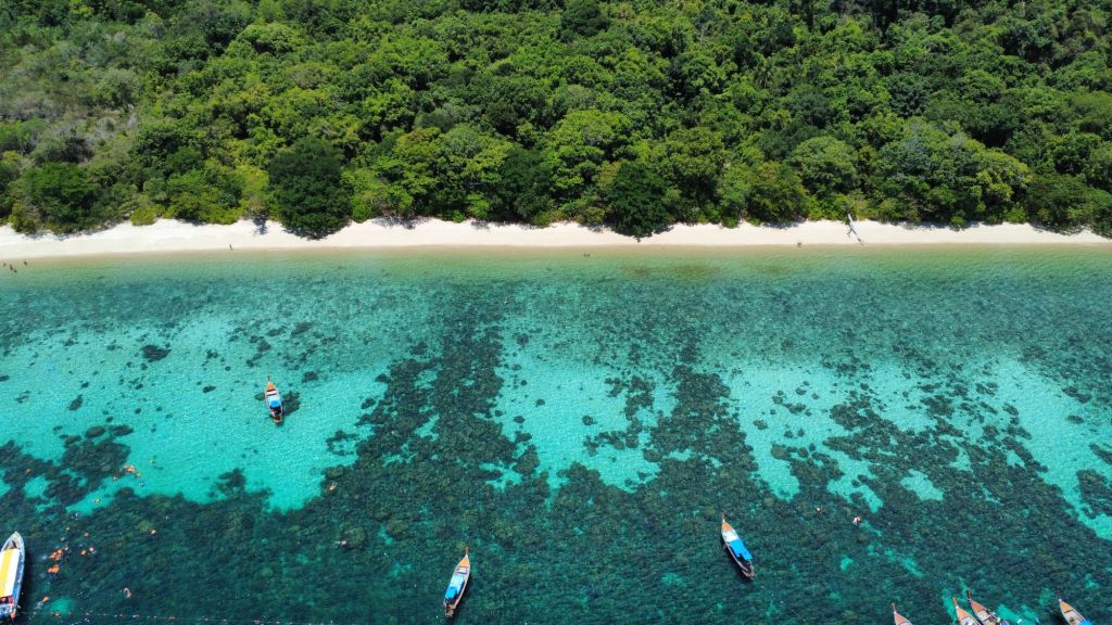 tyrkysová voda a loďky nad koralovým útesom