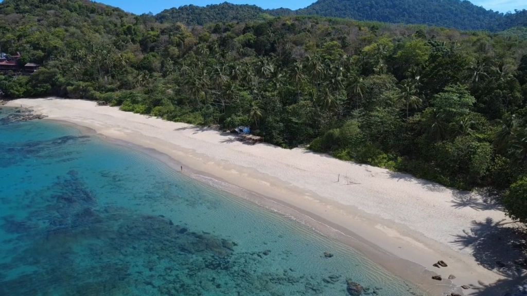 Prázdna divoká pláž na ostrove Ko Lanta, Modré more, palmy a biely piesok