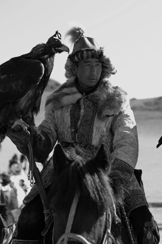 orlí lovec na koni v kožuchu a čiapke, orla na ruke