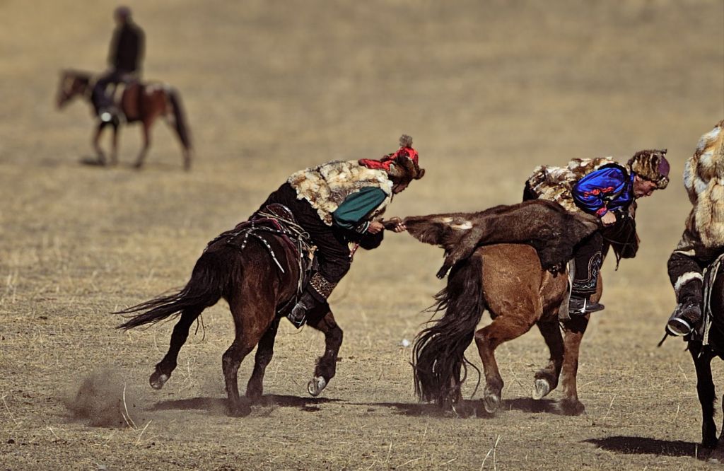 kok-par disciplína a preťahovanie sa jazdcov na koni o telo mrtvej kozy