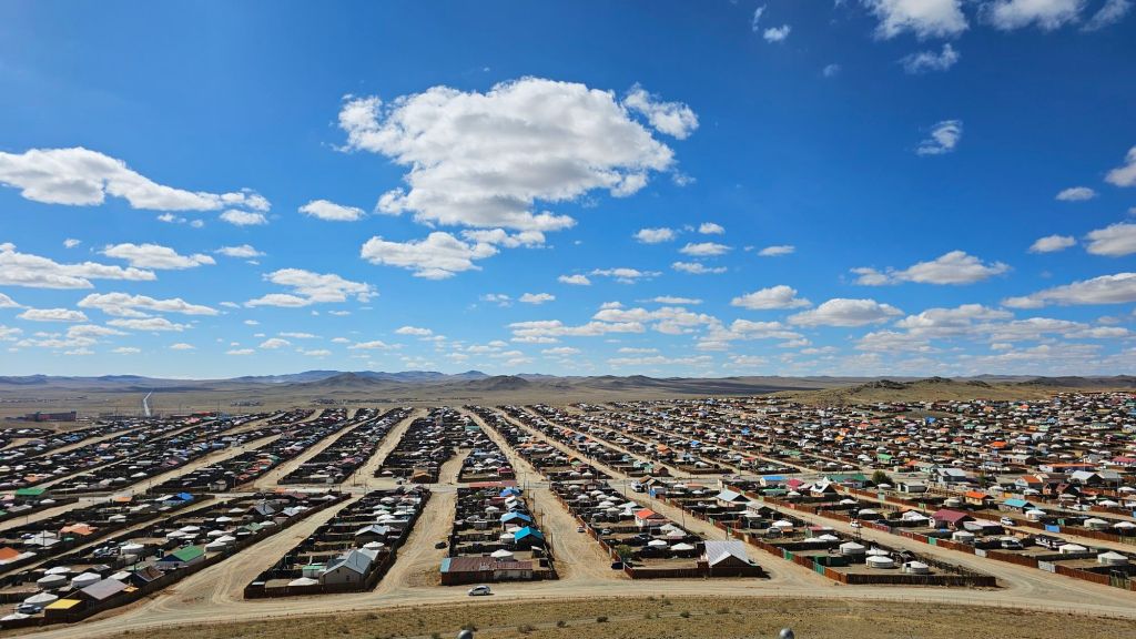 mesto v mongolsku na ktorom sú jurty s domami rozložené v radoch. prašné ulice.