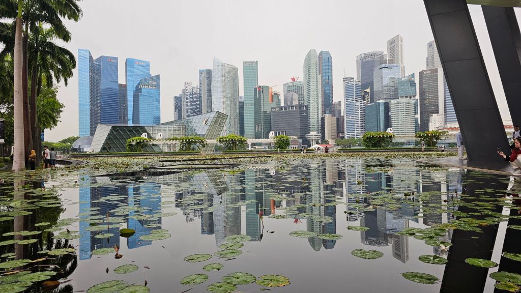 panoráma mrakodrapov ktoré sa odrážajú na hladine vody