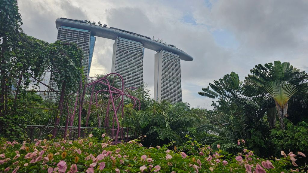marina bay sands. mrakodrap v tvare lode.