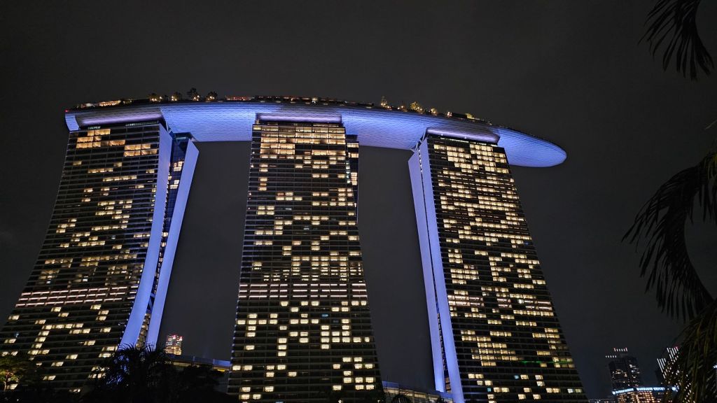 mrakodrap v tvare lode večer osvetlený svetlami