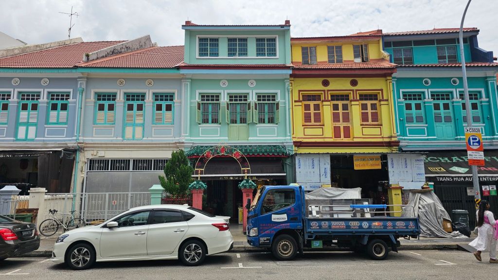 little india a farebné domčeky s okenicami