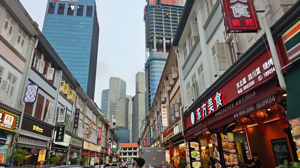 čínsky obchodíky, v pozadí mrakodrapy.  miešanie starej a novej architektúry. 