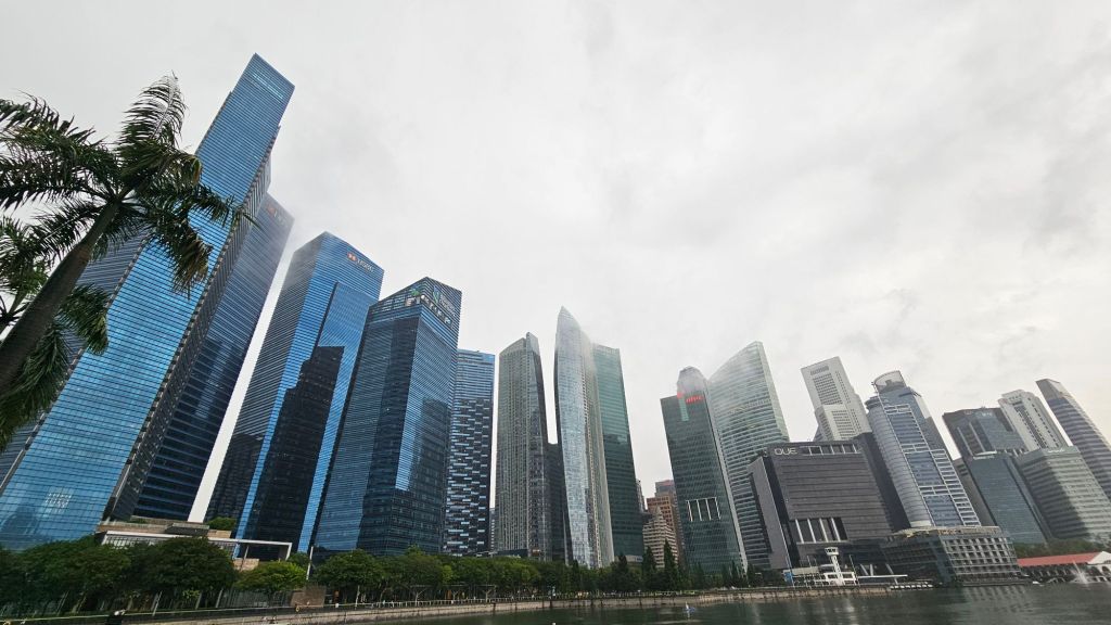 Mrakodrapy v singapure zahalené v hmle