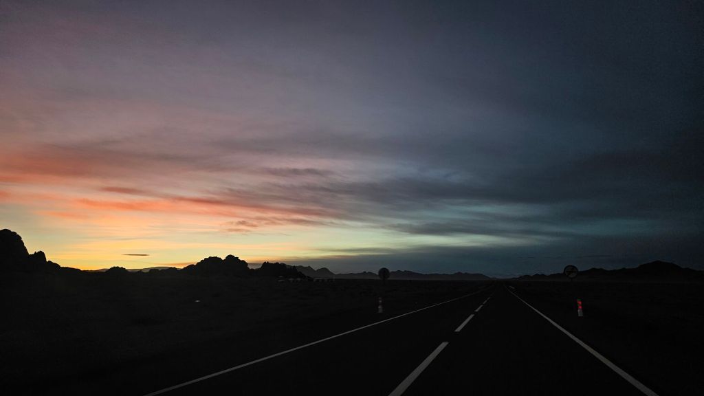dokonalá asfaltová cesta vedúca cez step a obloha zafarbená do ružova