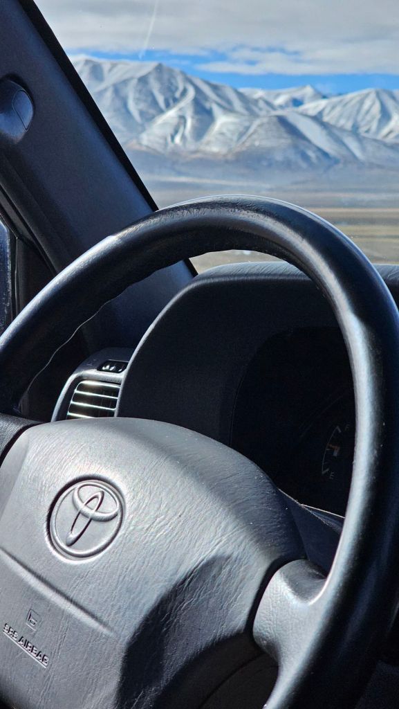 volant toyoty landcruiser 1998 ročník. v pozadí su zasnežené kopce