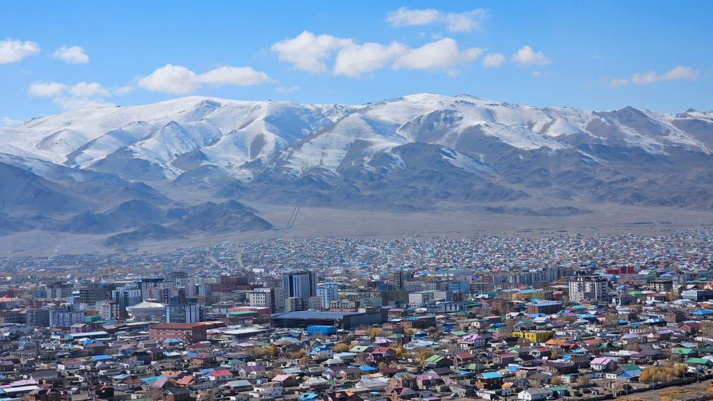 mongolské mesto, v pozadí hory zasnežené