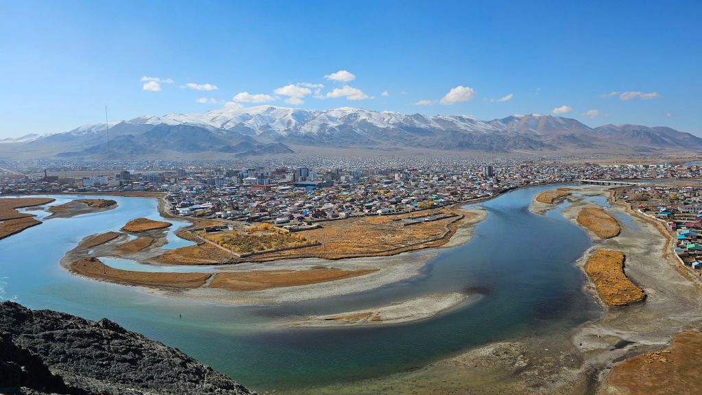 mestečko Olgii z vyhliadky. zasnežené kopce v pozadí