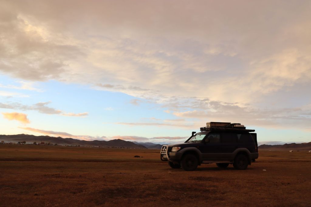 toyota zaparkovaná v mongolskej stepi