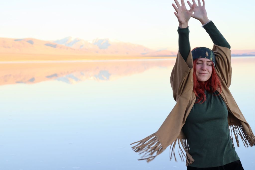 červenovláska uživajúca si slobodu pri jazere.Má na sebe Foggywear termo merino tričko. 