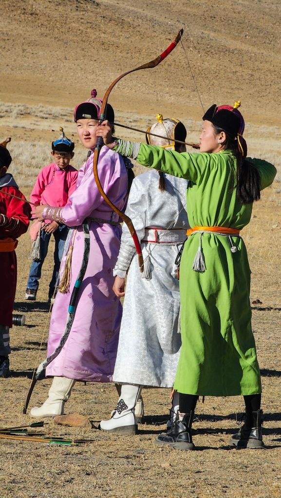 ženy mongolky s lukom v ruke