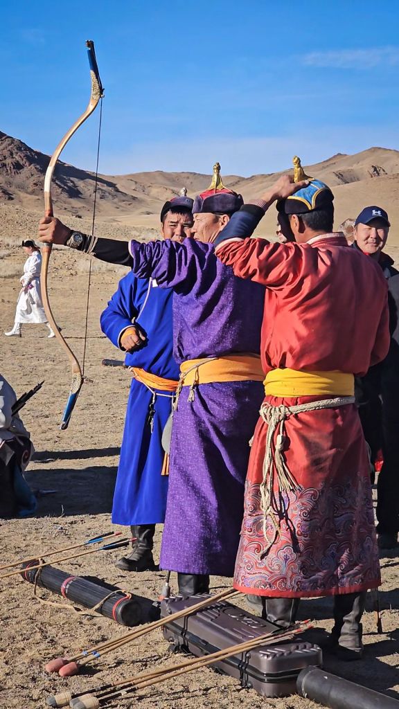 lukostrelci vo farebných kostímoch