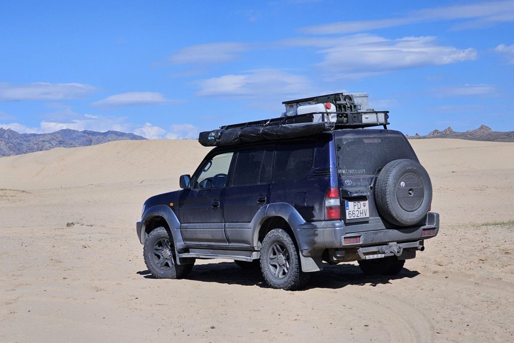 toyota landcruiser v piesku na expedicii