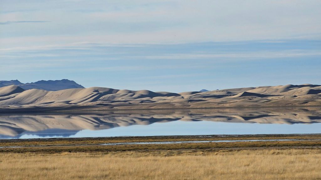 odraz na hladine jazera. piesočné duny
