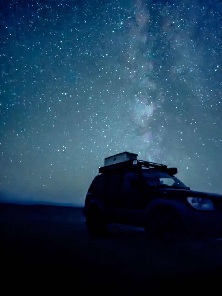 toyota landcruiser a nočná obloha s milonom hviezd v mongolsku