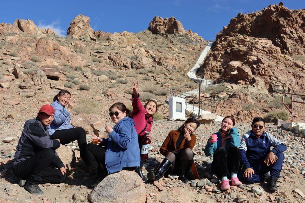 partia mongolov popijajúci pivo