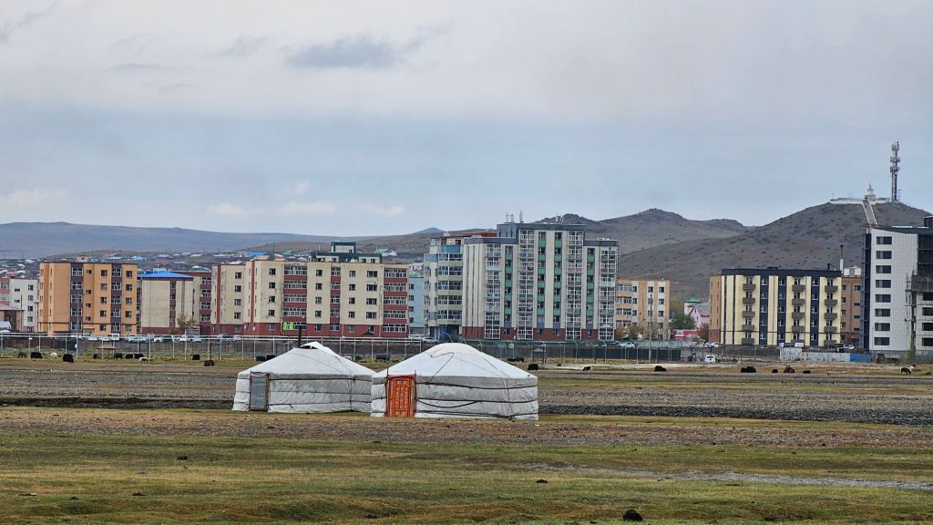 sídlisko v Mongolsku, jurty a paneláky v sovietskom štýle