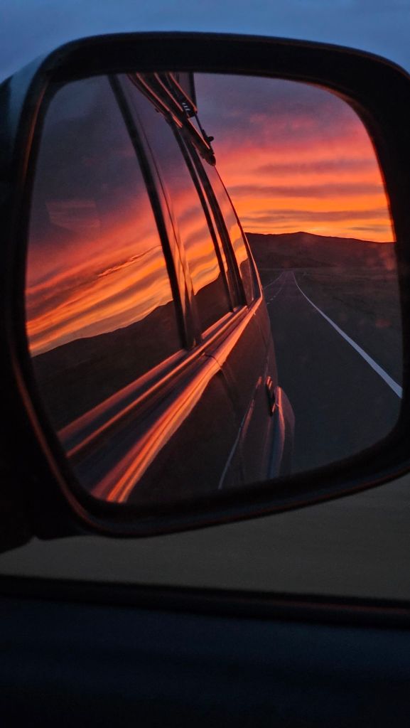 západ slnka v spatnom zrkadle